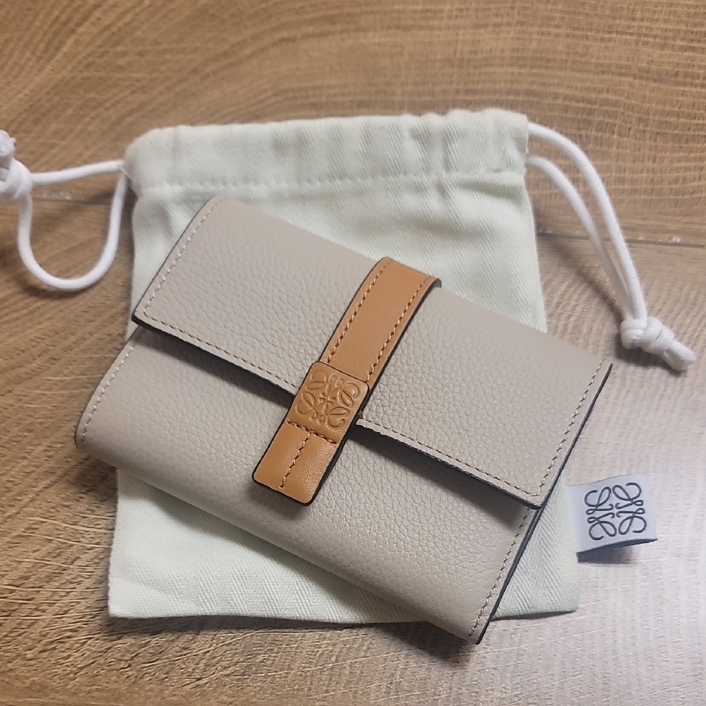 Loewe Small Vertical Wallet In Soft Grained Leather Light Oat/Honey - Picture 3 of 16